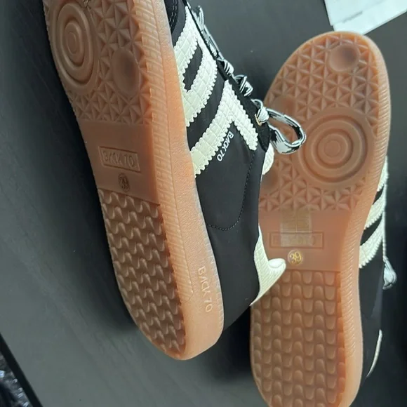 Back 70 cloud sneakers. Black and white. Size 9. - Picture 3 of 5